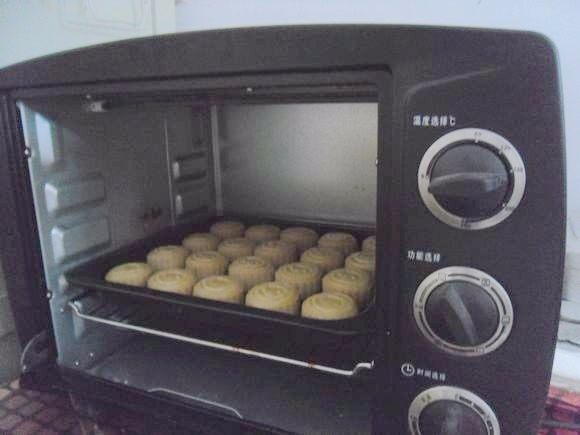 南瓜蓉馅月饼, 再放入烤箱，150度烤10分钟即可出炉
