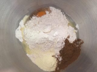 伯爵红茶核果软欧,厨师机和面盆里放入面粉、奶粉、红茶粉、鸡蛋、盐