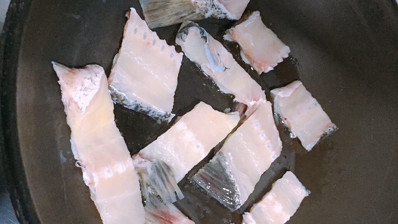 广东人口味的极简极淡酸菜鱼,下油煎的时候均匀分布鱼骨块。