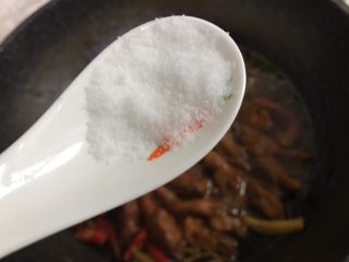 香辣鸡爪,汤汁煮到一半时加入半勺盐