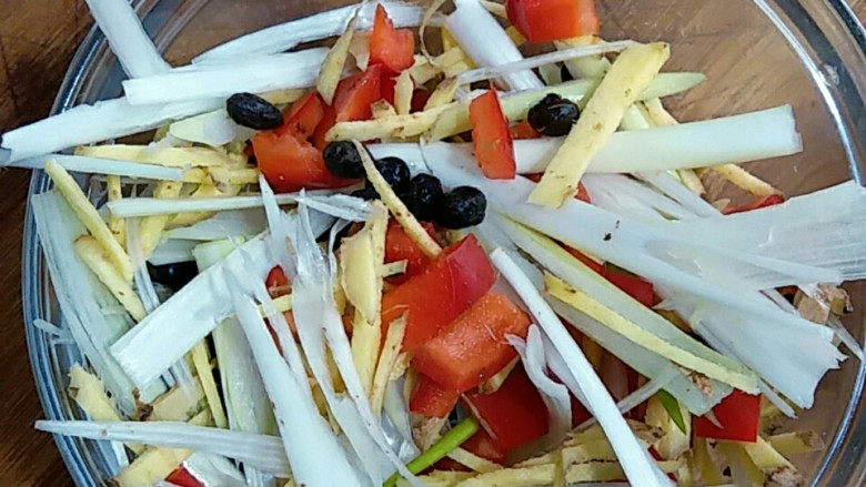 豆豉蒸裸斑,将姜丝、葱丝、辣椒粒、剩余豆豉混合。