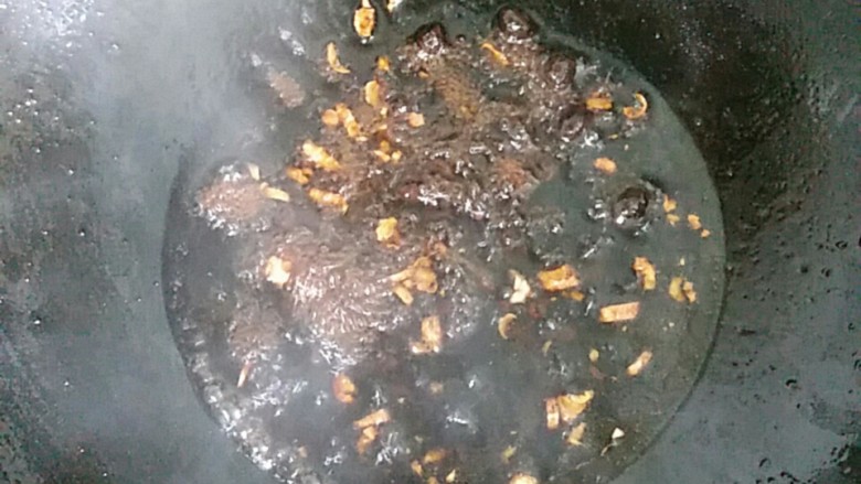 豆豉蒸裸斑,加入生抽、清水小火熬煮2分钟左右。