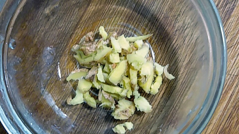 豆豉蒸裸斑,取10g左右剁成姜沫。