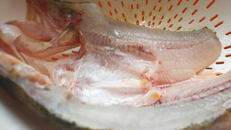 千张鲈鱼,注意要从背部破开，洗净后冲洗干净。