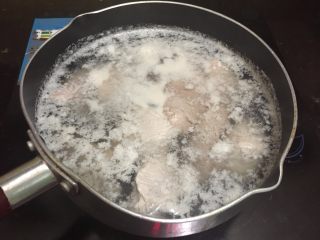 自制肉松(面包机版),冷水下锅汆烫一遍去除血沫