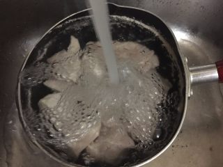 自制肉松(面包机版),冷水冲洗去浮沫