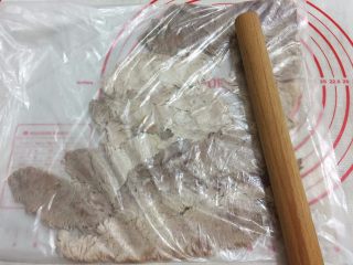 自制肉松(面包机版),冷却后将肉装入一个大的保鲜袋，用大号擀面杖，压碎
