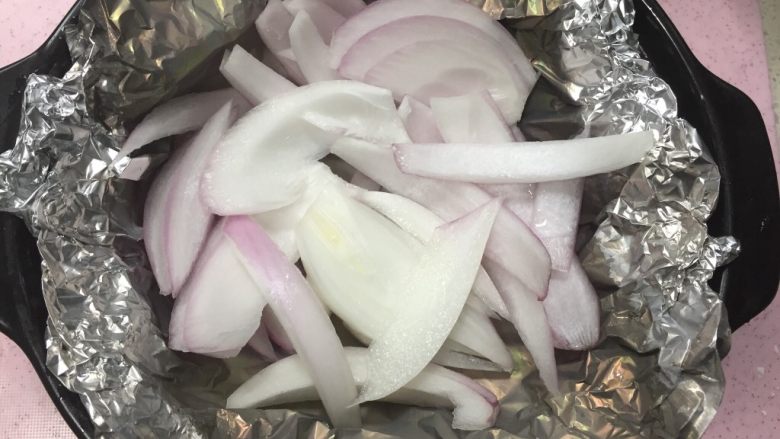 葱香芋奶球,煲中放入锡纸，上面铺一层洋葱。