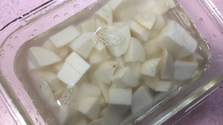 葱香芋奶球,切成小块的芋奶放入水中浸泡一会。