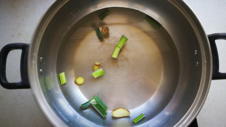 #咸味#蟹黄面,锅中放入适量的清水，加入葱，姜和料酒。
