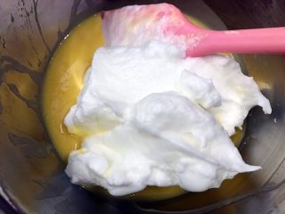 软糯不甜腻的香芋蛋糕卷,取三分之一的蛋白到蛋黄糊里