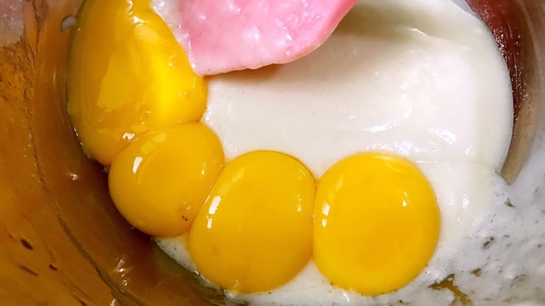 软糯不甜腻的香芋蛋糕卷,加入蛋黄