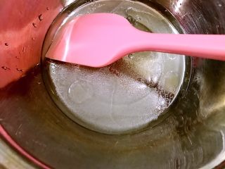 软糯不甜腻的香芋蛋糕卷,水，油，糖称重放入盆里