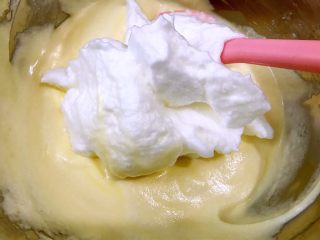 软糯不甜腻的香芋蛋糕卷,再加入剩余的二分之一蛋白，依旧用翻拌的手法拌合均匀