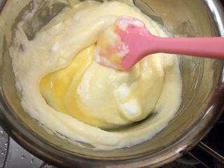 软糯不甜腻的香芋蛋糕卷,从下往上翻拌，切记不可画圈拌以免蛋白消泡