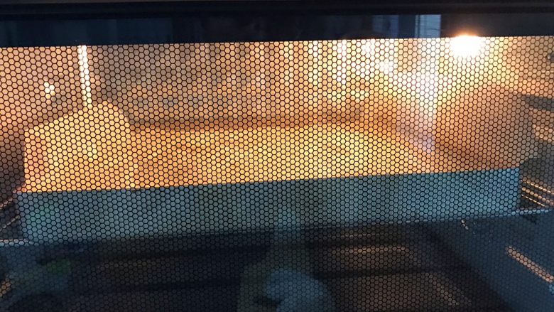 软糯不甜腻的香芋蛋糕卷,放入预热好的烤箱里180度上下火中层烤18到20分钟