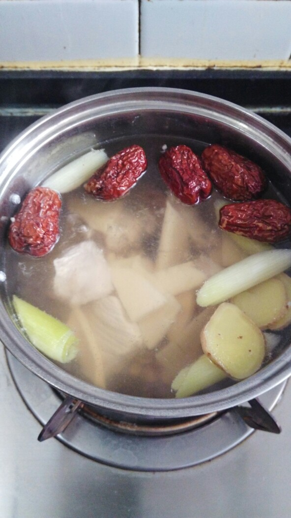 一碗汤十#红枣芡实淮山煲猪肉汤#(创建于29/9~2017),再放入冬笋片。
