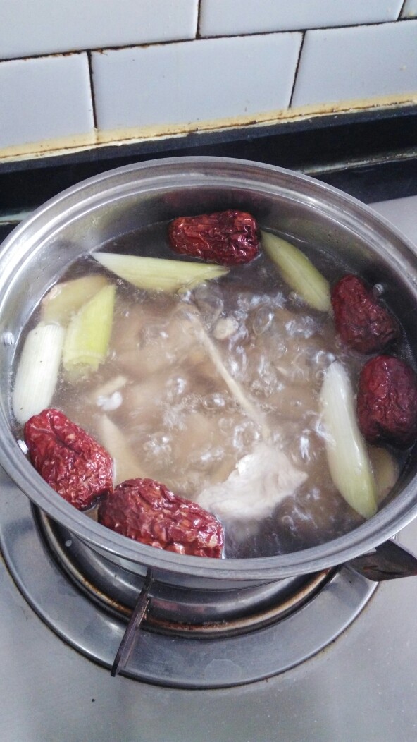 一碗汤十#红枣芡实淮山煲猪肉汤#(创建于29/9~2017),再放入蒸过的淮山药，烧煮10分钟。