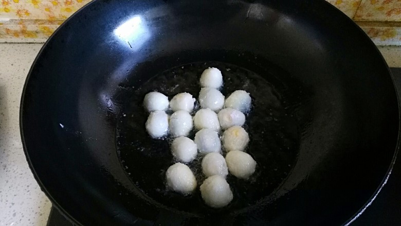 糖醋虎皮鹌鹑蛋,油热倒入裹满淀粉的鹌鹑蛋小火炸至表面出现一层虎皮