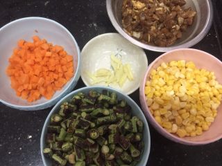 爆炒多彩丁,花豆角、红萝卜切丁，玉米剥粒，蒜头切丝