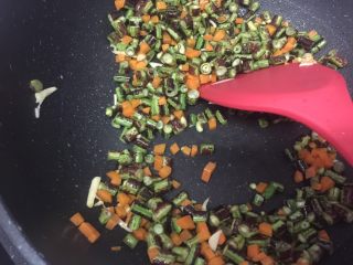 爆炒多彩丁,此时再加入10g油，翻炒均匀，让花豆角都沾点油以保持翠绿