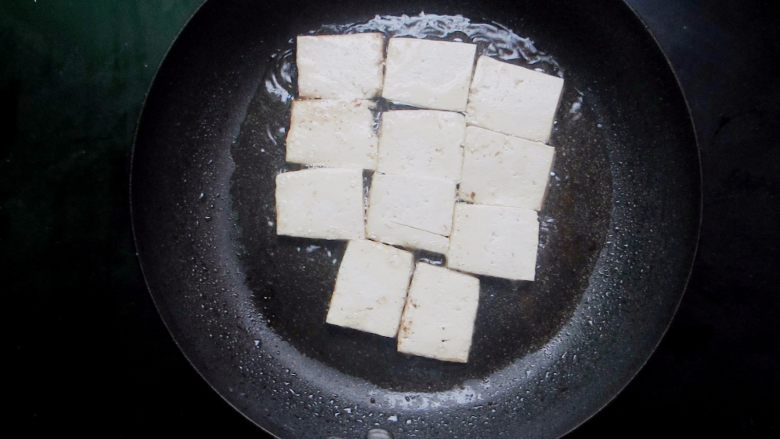 雪碧五花肉,煎过五花肉的锅会出很多油，就用这个油煎豆腐