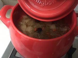 红枣雪梨枸杞银耳汤,煲熟的银耳汤汁浓稠成糊状。