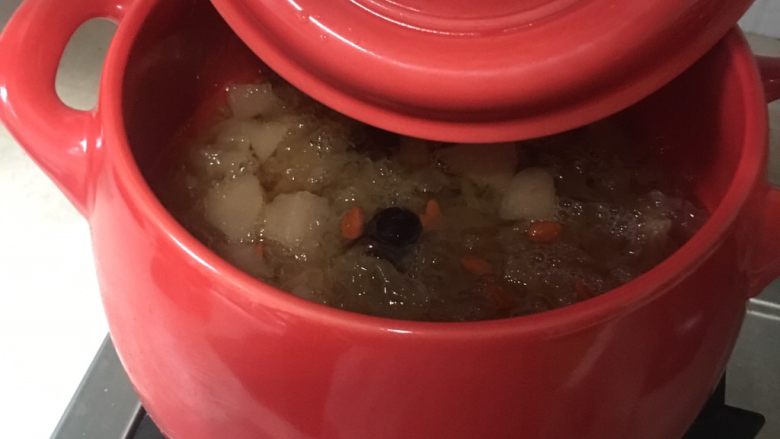 红枣雪梨枸杞银耳汤,煲熟的银耳汤汁浓稠成糊状。