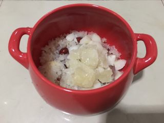 红枣雪梨枸杞银耳汤,将雪梨块、银耳碎片、红枣、枸杞、冰糖等，一次性放入砂锅里。枸杞、红枣提前洗净。