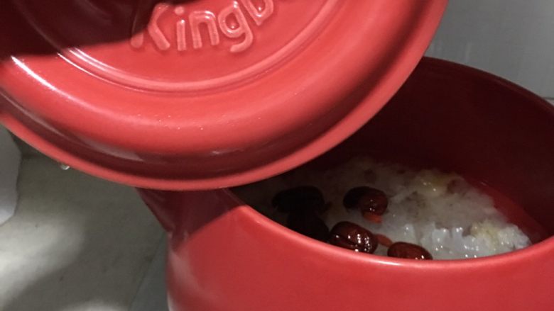 红枣雪梨枸杞银耳汤,倒入清水，清水淹过食材高出一寸左右。