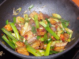 川味回锅肉,（因为郫县豆瓣酱有咸味，所以不用再放盐）加些许鸡精调味，大火翻炒20秒左右出锅；