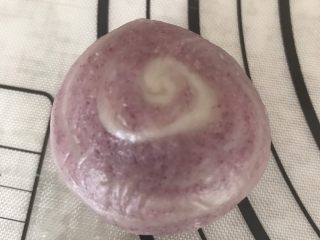 彩色螺纹蛋黄酥,看，一个紫薯的包好了！螺纹很明显吧！