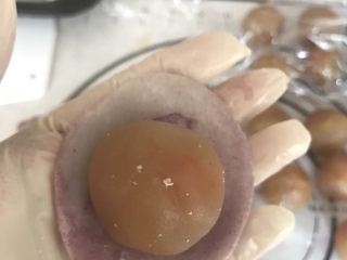 彩色螺纹蛋黄酥,擀开包入刚才分好的馅，用虎口慢慢往上推直至全部包住，一定要包牢，不然烤时容易露馅。