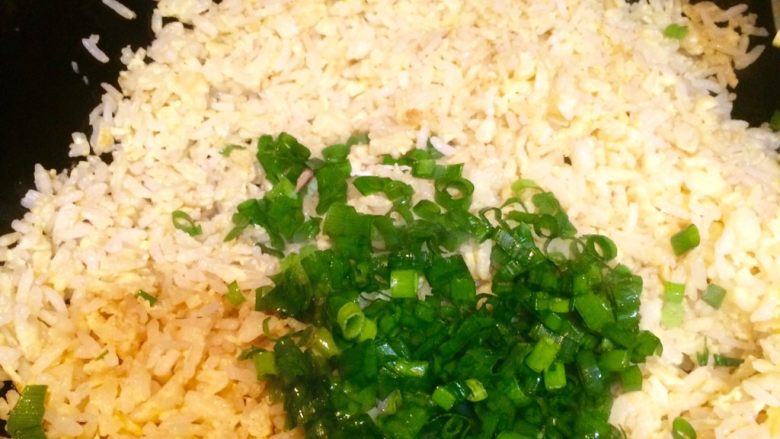 杂炒米饭,加入少许盐（一定不要多了）和剩下的葱碎翻炒均匀