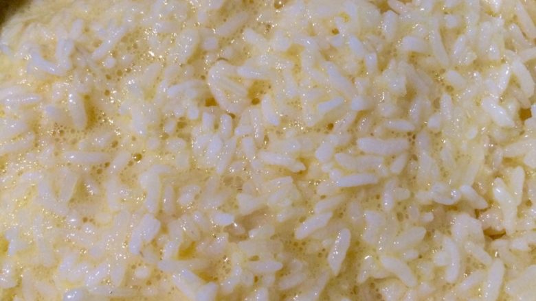 杂炒米饭,米饭和蛋液拌匀（因为是隔夜米饭所以把他们拌好后放置20--30分钟）