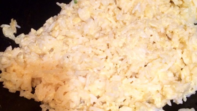 杂炒米饭,倒入蛋液米饭中小火不停翻炒
