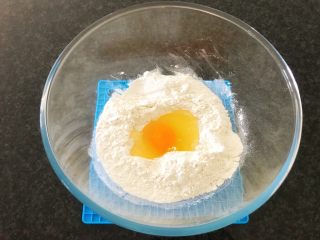 早餐+鲜贝韭菜饼,在面粉里加入一个鸡蛋，