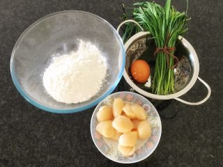 早餐+鲜贝韭菜饼,准备食材：面粉+鲜贝+韭菜+鸡蛋，