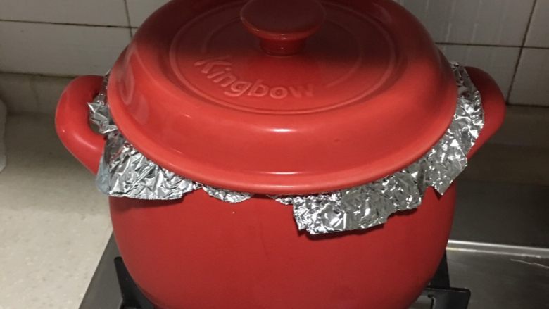 坤博砂锅烤红薯,盖上砂锅盖子先用大火烤30分钟左右，转中小火继续烤20分钟。期间翻烤一下红薯，让红薯烤透，砂锅干烧温度很高，注意要戴手套操作。