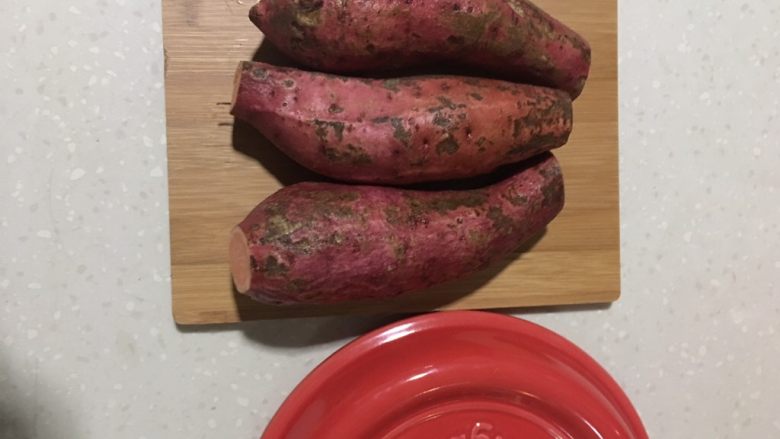 坤博砂锅烤红薯,选择红心的红薯烤制。