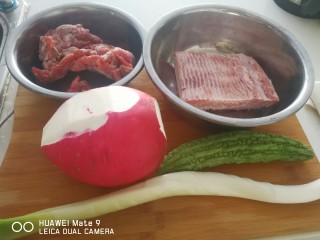 晚餐+牛肉萝卜汤,萝卜洗净备用，切掉须子留皮。牛肉切片，洗净血水，备用。