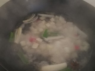 晚餐+牛肉萝卜汤,锅中添大半锅水，将萝卜切丁，加葱段和姜片，八角，大火煮沸后转小火，炖一个小时。