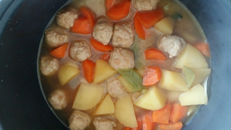 土豆胡萝卜丸子焖饭,倒入锅里的全部，汤汁要和大米是1:1的比例。