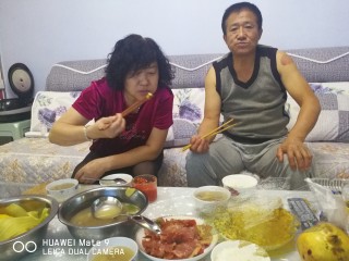 晚餐+牛肉萝卜汤,附上父母食用图片。能为父母做些饭菜，我感觉很满足。