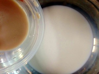 可爱龙,酵母1克用温水化开倒入牛奶中拌匀