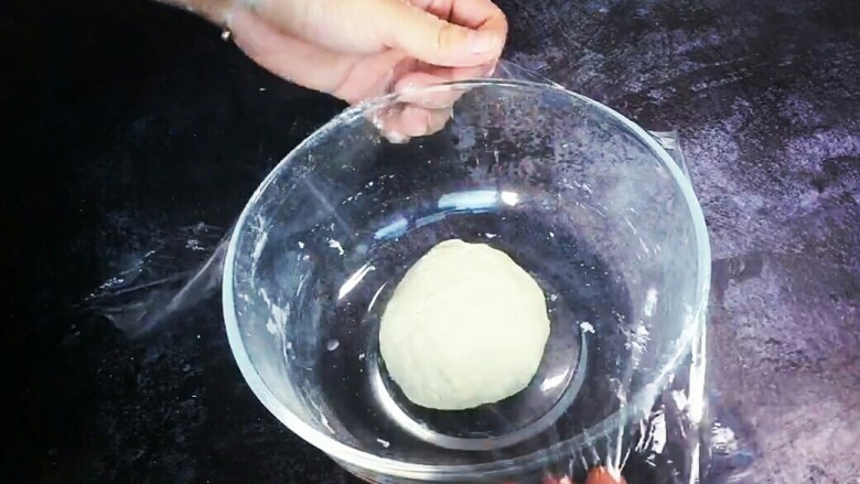 香菇馒头包,盖上保鲜膜室温发酵一倍大，天气热约45分钟发酵好！