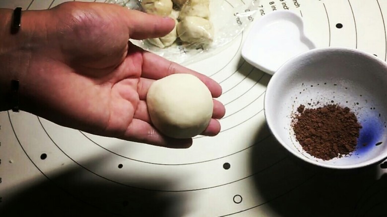 香菇馒头包,把面团捻成蘑菇盖，表面抹一点清水！