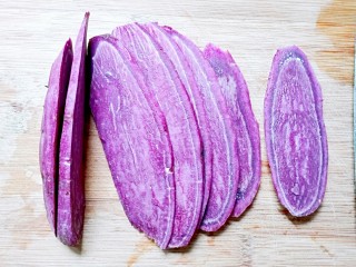 金桂飘香梦幻紫薯粥,切均匀薄片