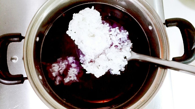 金桂飘香梦幻紫薯粥,准备工作做好，紫薯锅也烧开了，放进米饭。可以用大米代替米饭，那就要提前和红薯一起烧煮
