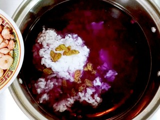 金桂飘香梦幻紫薯粥,放进葡萄干，芡实